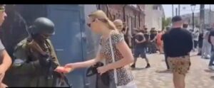 Video : Civilians in Rostov are bringing food and beverages to Wagner fighters
