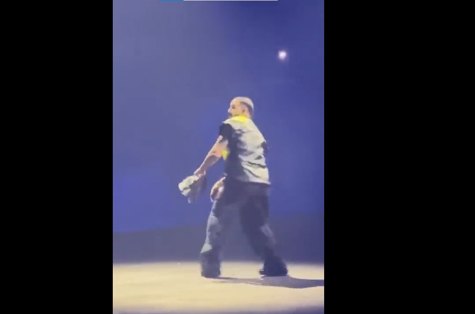 Video: Drake gets bombarded wiith Br@s and more on stage in Detroit