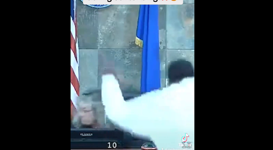 Full Video: A Black Guy leaps at judge over court bench to beat up Judge in Las Vegas
